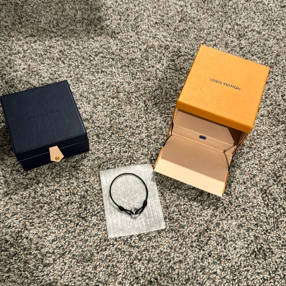 Louis Vuitton EMPREINTE BRACELET, WHITE GOLD - Picture 4 of 7